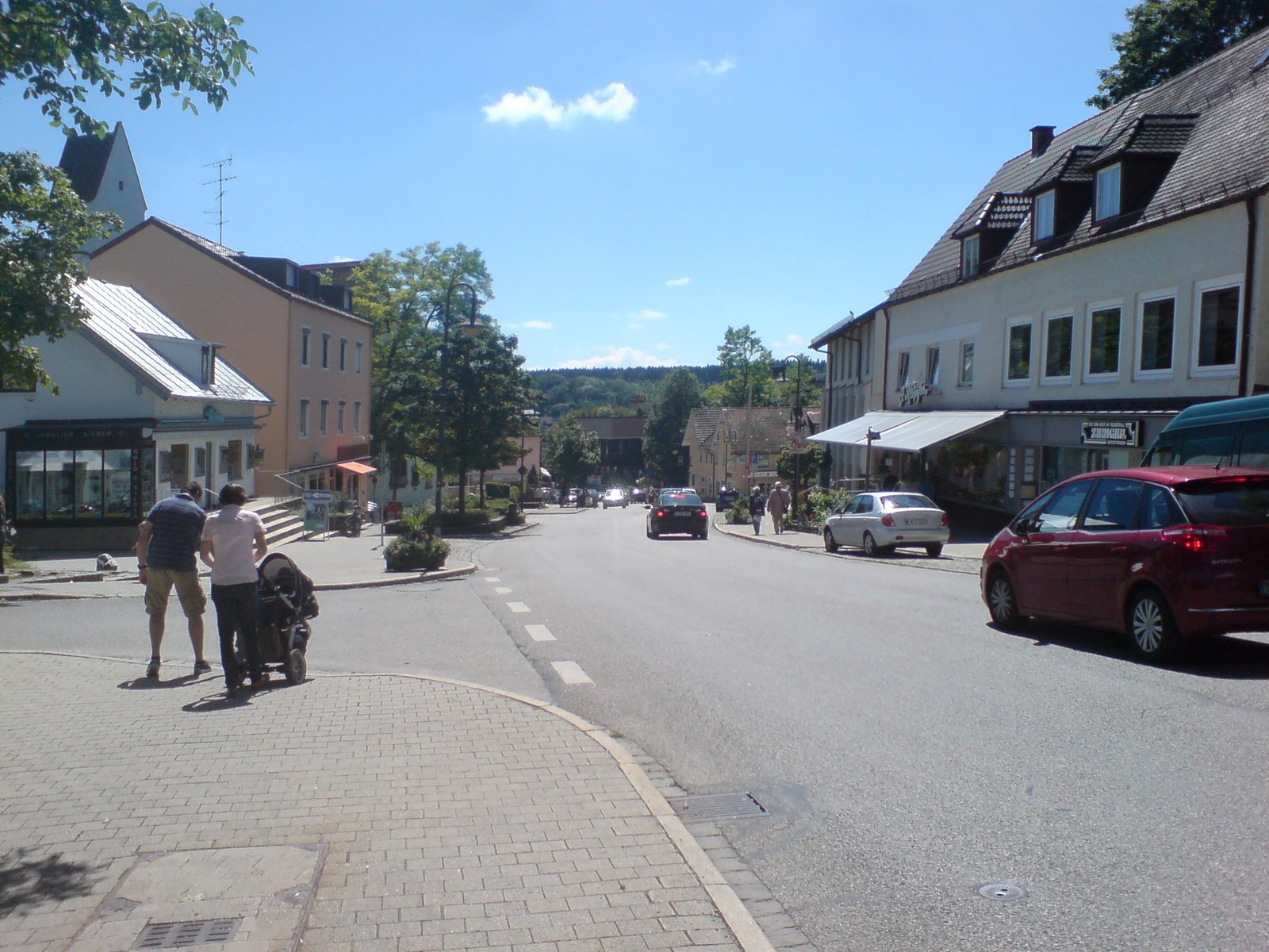 Ortszentrum von Gauting mit historischen Gebäuden und Kirchturm